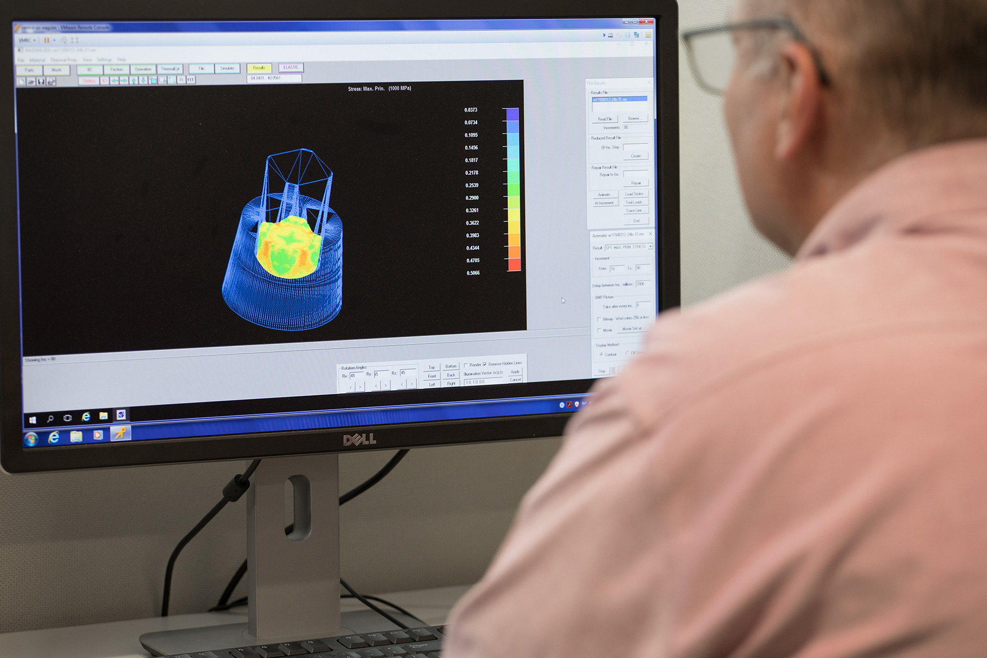 Ingeniero de producción de Ramco utilizando software de análisis de conformado para la verificación del diseño de matrices